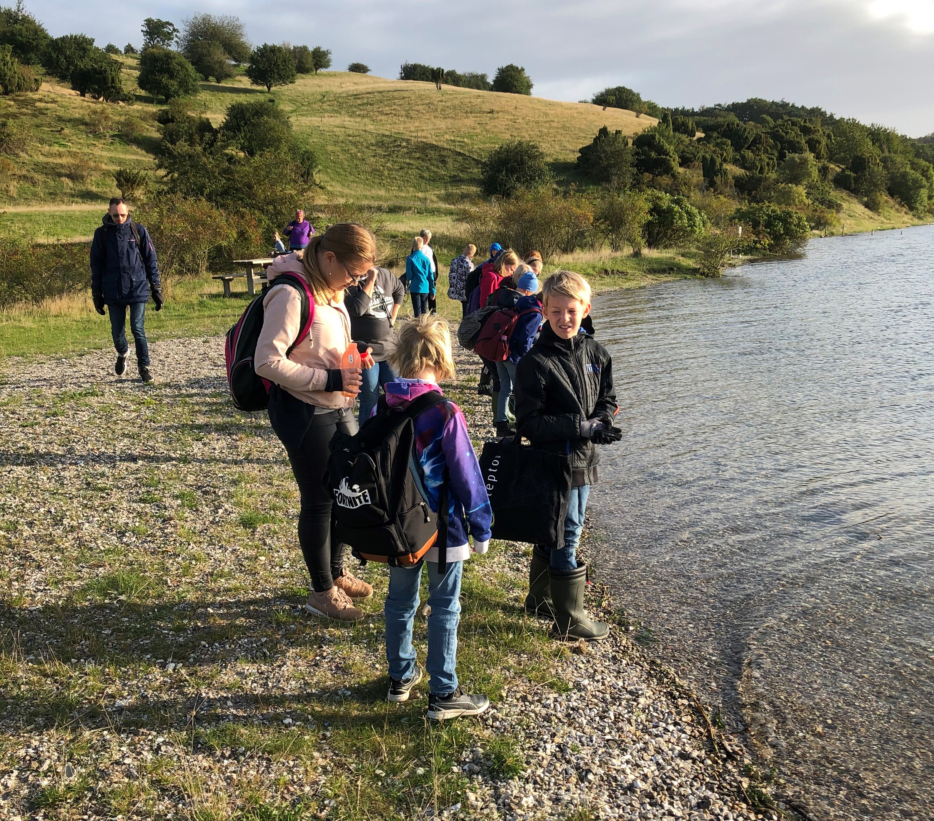 Plastforurening ved fjorden.
